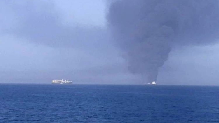 Uno de los buques envueltos en llama, según reportes de la televisión iraní (Press TV)
