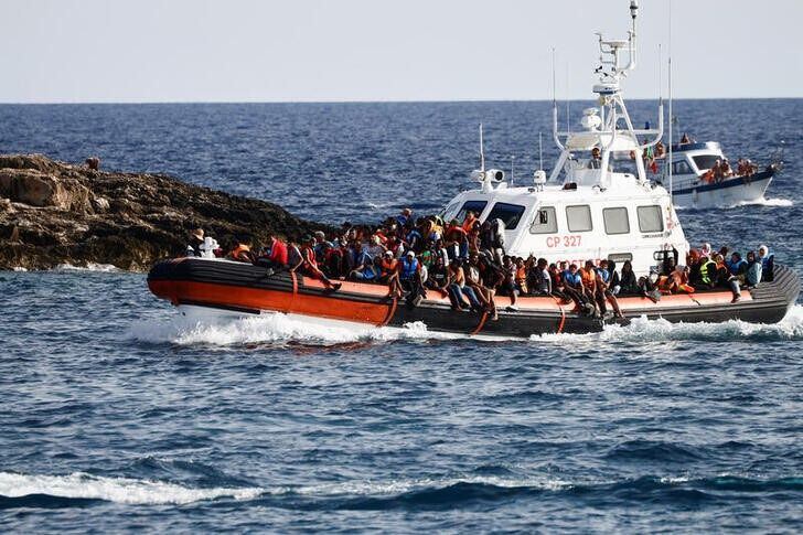 Inmigrantes llegan en un buque de la Guardia Costera italiana tras ser rescatados en el mar, cerca de la isla siciliana de Lampedusa, Italia, 18 de septiembre de 2023. (REUTERS/Yara Nardi/archivo)