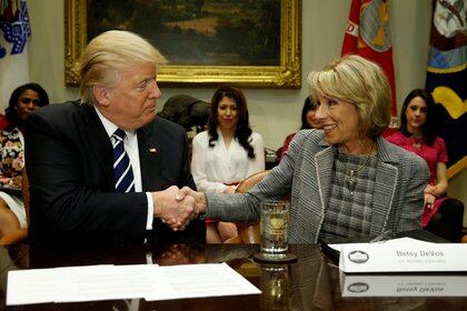 El presidente de los Estados Unidos Donald Trump felicita a su secretaria de educación Betsy DeVos, el 14 de febrero de 2017 (REUTERS/Kevin Lamarque /Foto de archivo)