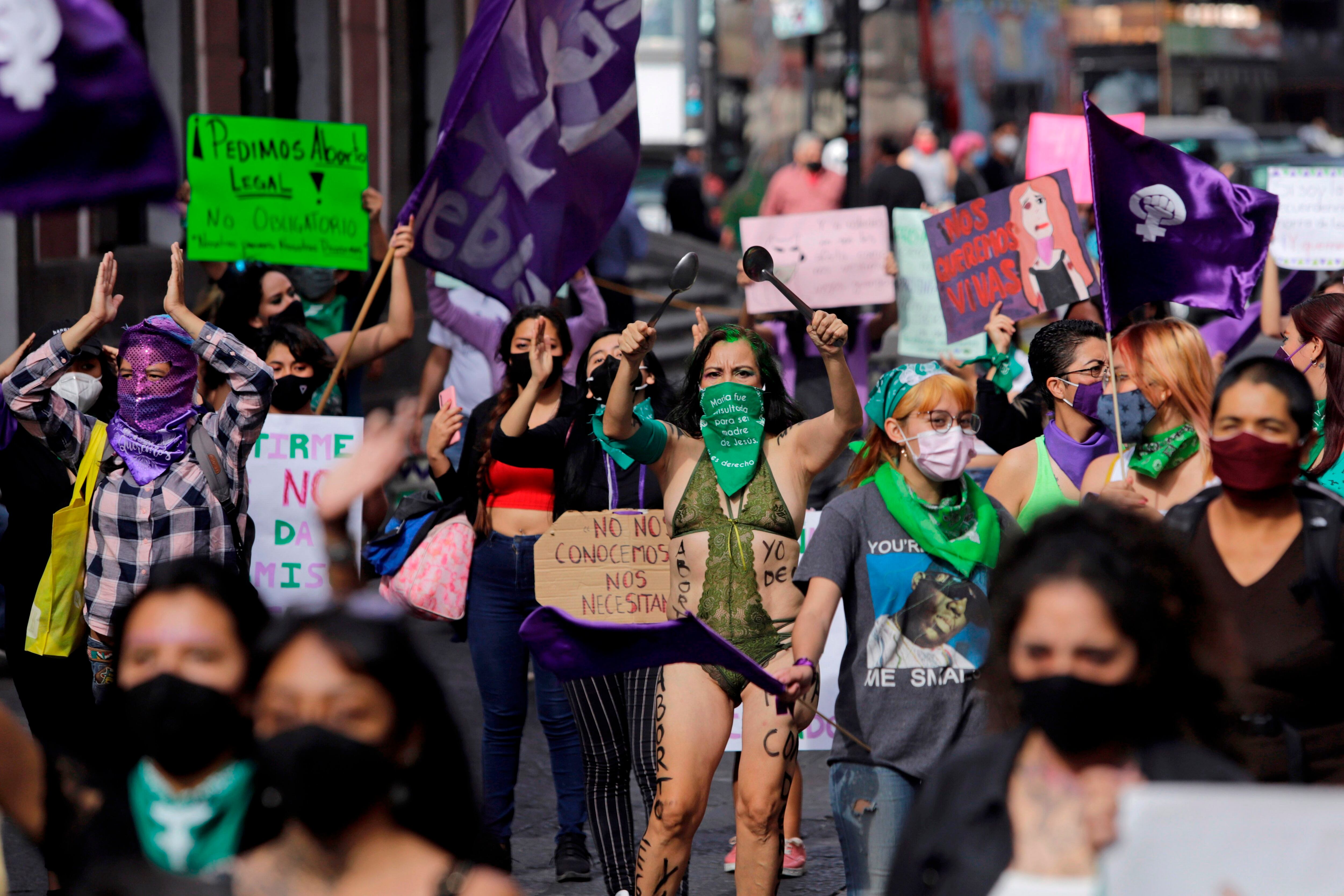 Colectivos feministas, protestaron hoy para exigir alto a la violencia de género, feminicidios y legalización del aborto próxima a discutirse en el Congreso del Estado de Puebla (México). EFE/Hilda Ríos
