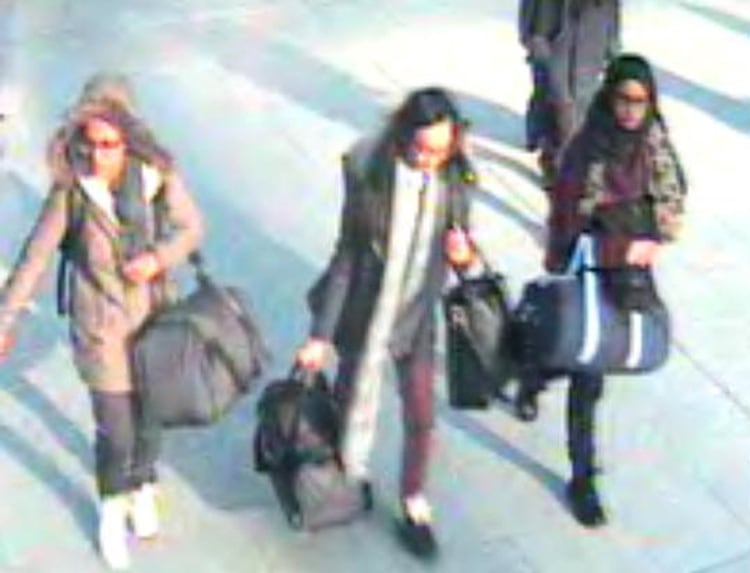 Imagen de archivo de Amira Abase, Kadiza Sultana y Shamima Begum cuando partieron de Londres (AFP)