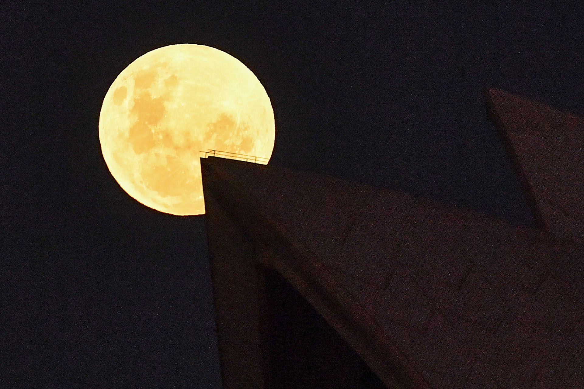 Una superluna engalanó el Opera House en Sydney en mayo de 2021  (Saeed KHAN / AFP)