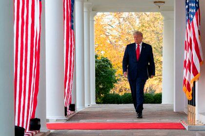 Fotografía tomada el pasado viernes en la que se registró al presidente de Estados Unidos, Donald Trump, antes de su primera intervención pública luego de que se conocieran los resultados de las elecciones presidenciales estadounidenses, en la Casa Blanca, en Washington DC (EEUU) (EFE/ Chris Kleponis)
