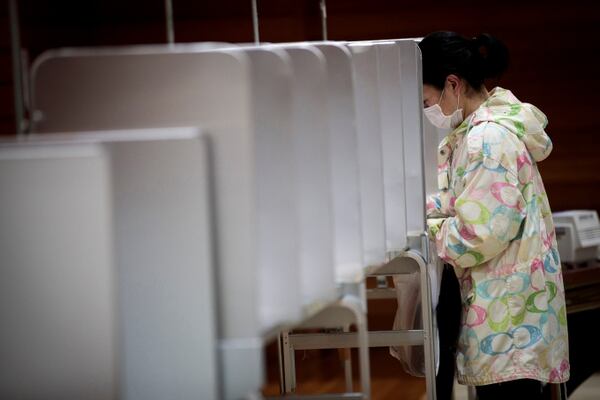 Las elecciones anticipadas fueron convocadas para fortalecer al gobierno y continuar su política económica y exterior frente a Corea del Norte (AFP)