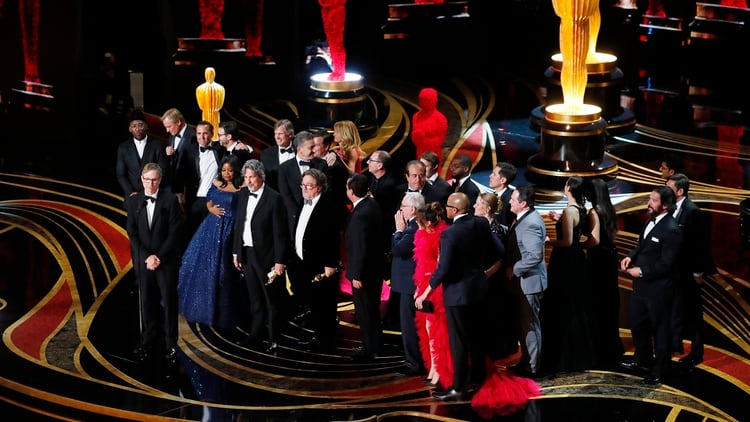 El elenco de “Green Book” recibe el premio a mejor película (REUTERS/Mike Blake)