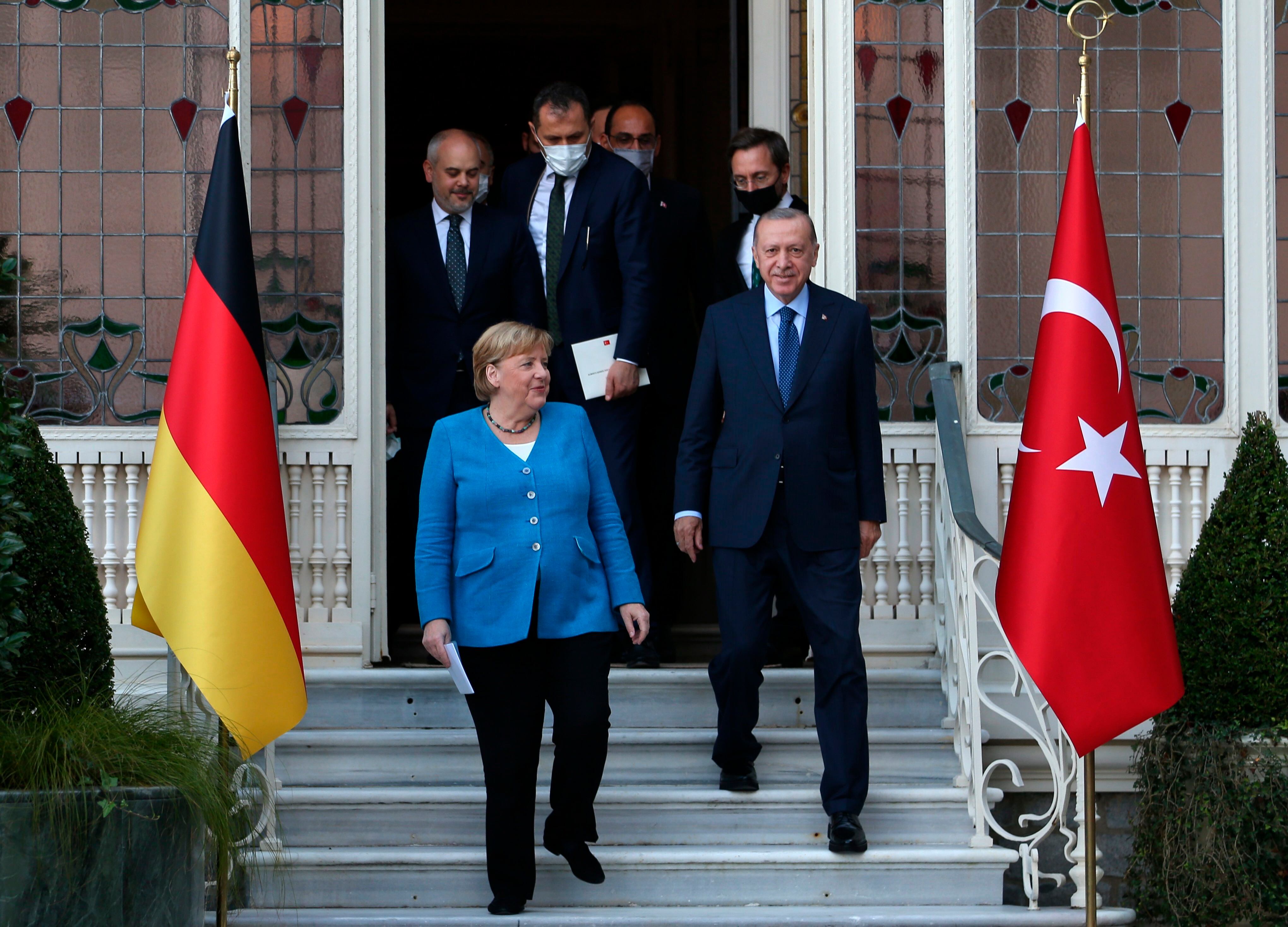 Recep Tayyip Erdogan (dcha) y Angela Merkel. EFE/EPA/ERDEM SAHIN