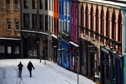 Gente caminando por Edimburgo (Andy Buchanan / AFP)