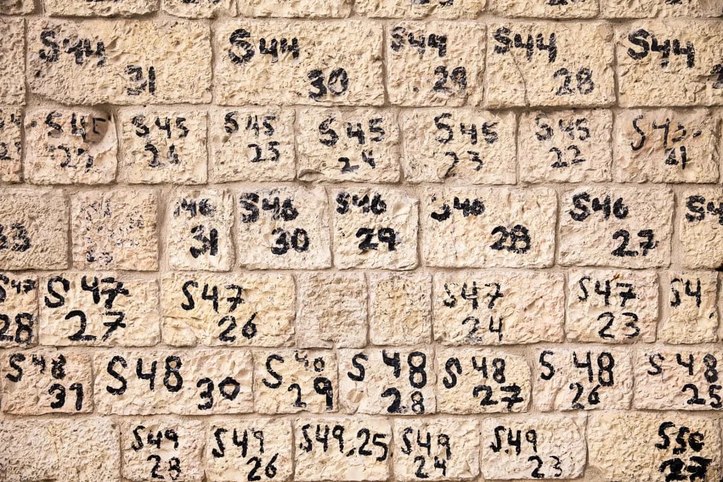 La piedra caliza numerada para respetar el orden original de las antiguas fachadas (Shutterstock)