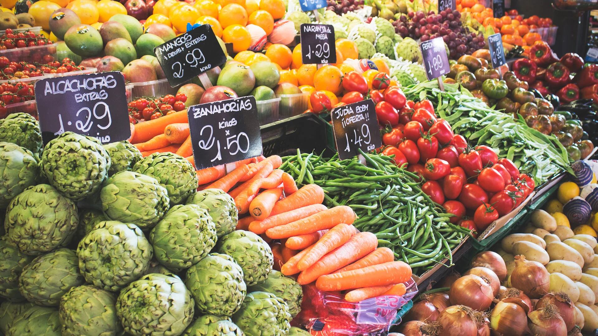 Las frutas y verduras fueron algunos de los alimentos que subieron en América Latina (Shutterstock)