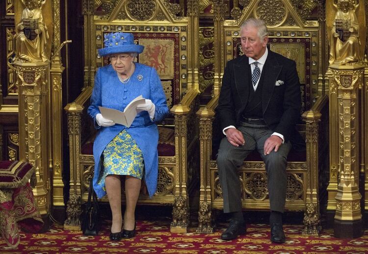 La reina Isabel II durante la lectura de su discurso de apertura del Parlamento en 2017, junto con el príncipe Carlos (Shutterstock)