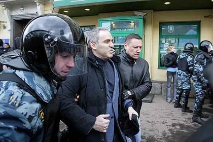 Tras el retiro, Kasparov incursionó en política para luchar contra Vladimir Putin. Fue detenido y una sola persona pidió para ir a verlo: su eterno rival Anatoly Karpov.