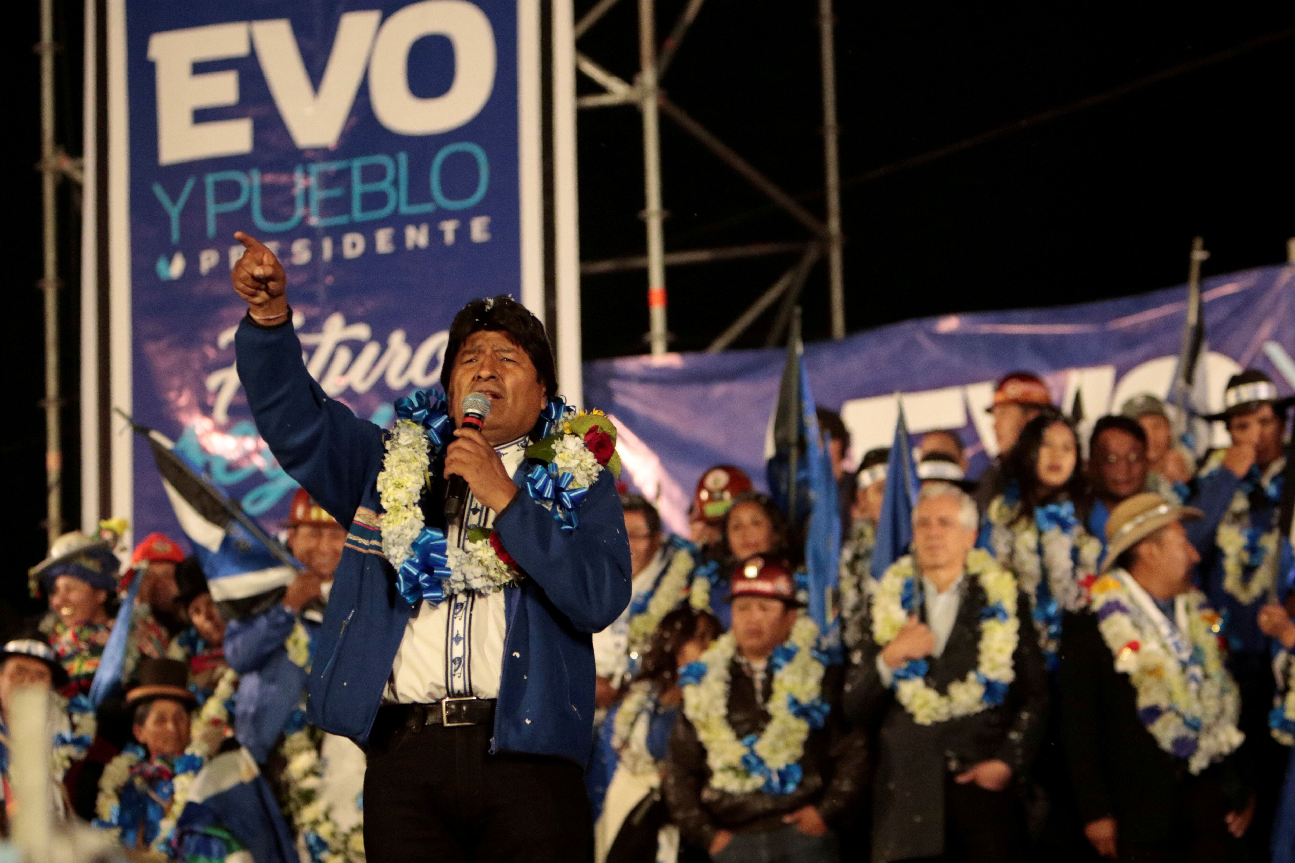 El presidente de Bolivia y actual candidato presidencial del Movimiento por el Socialismo (MAS), Evo Morales, habla durante un acto de clausura de la campaña en El Alto, Bolivia, el 16 de octubre de 2019. REUTERS