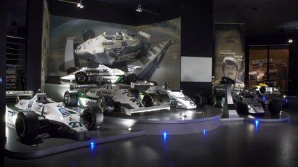 El auto de la victoria se guarda en el museo de Williams en su base de Grove, en Inglaterra. En la foto es el segundo de la izquierda y aparece en la gigantografía (Prensa Williams).