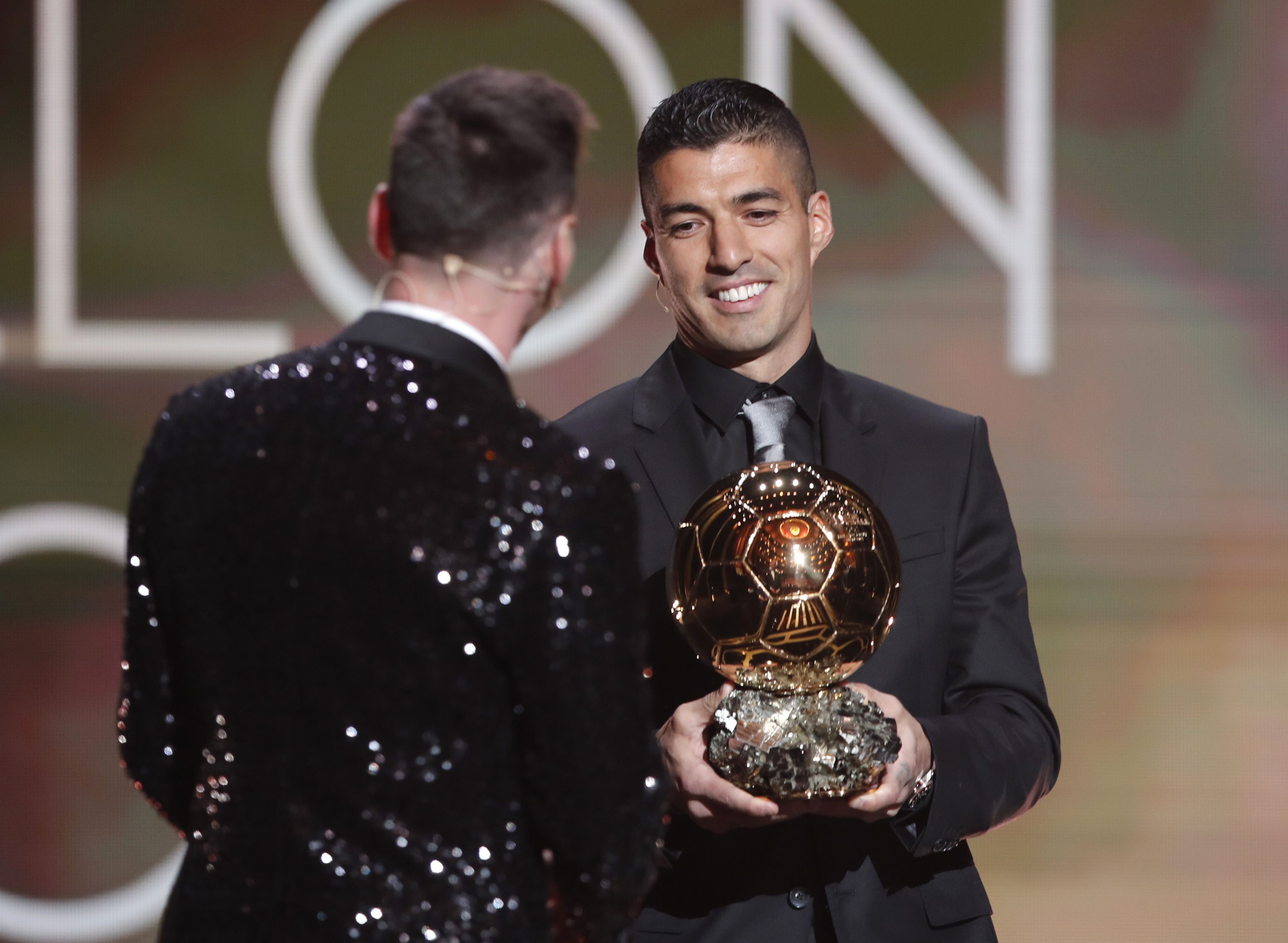 Suárez le entregó el Balón de Oro a Messi (Reuters)