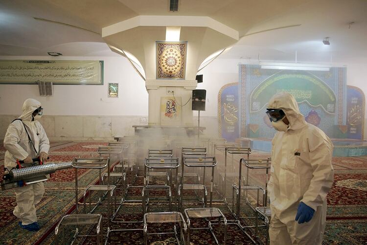 Desinfección en la mezquita del santuario del Iman Reza, en Mashhad. WANA (West Asia News Agency) via REUTERS.