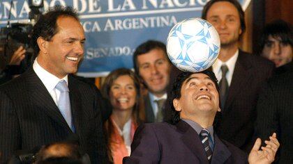 2005-06-21 EL PRESIDENTE DEL SENADO DANIEL SCIOLI ENCABEZA EL HOMENAJE AL ASTRO FUTBOLISTICO DIEGO ARMANDO MARADONA, EN EL SALON AZUL DEL CONGRESO NACIONAL DyN 162