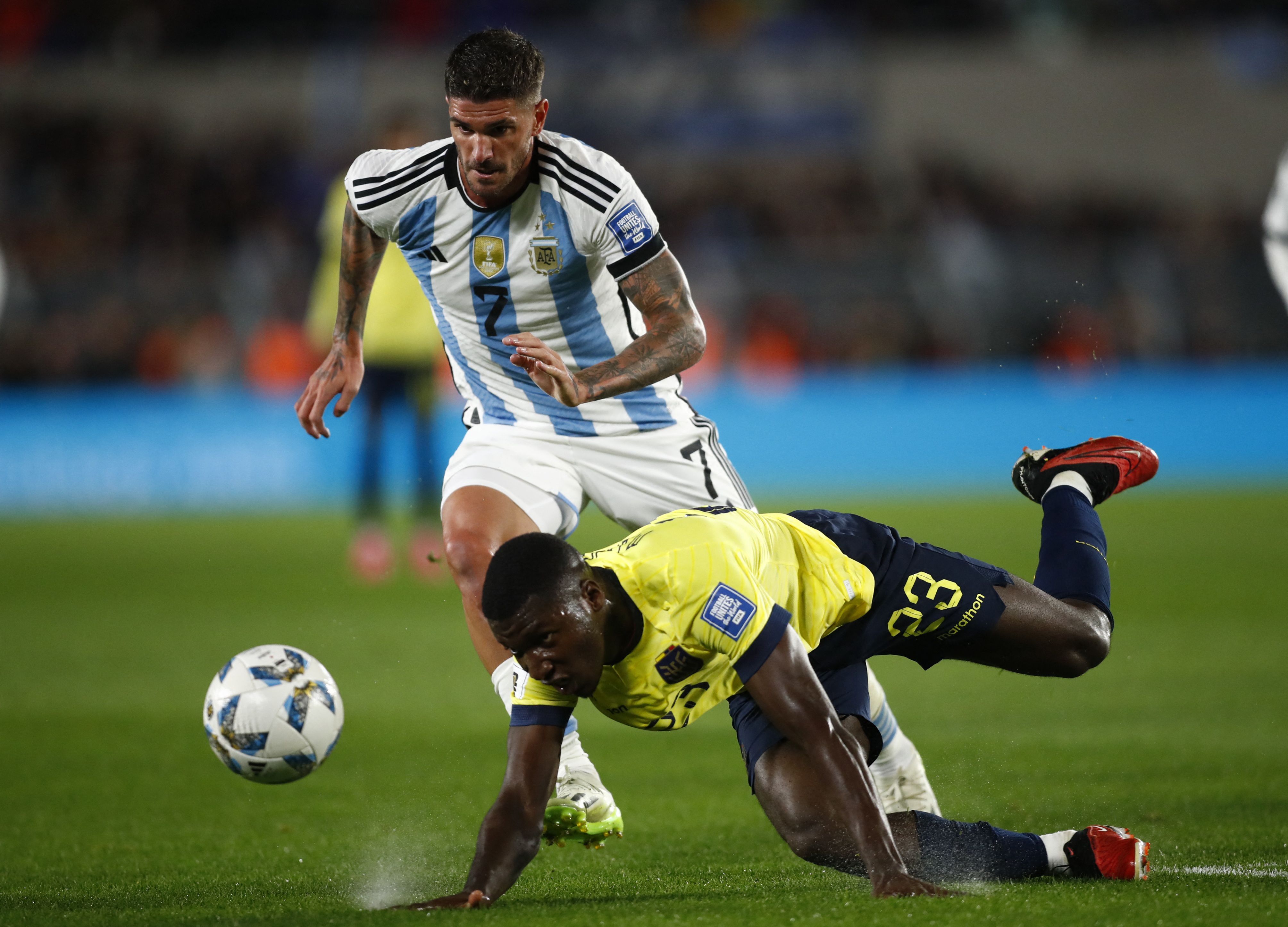 Rodrigo De Paul y Moises Caicedo van en busca del balón. Fricción en el Monumental en el duelo entre Argentina y Ecuador (REUTERS/Agustin Marcarian)