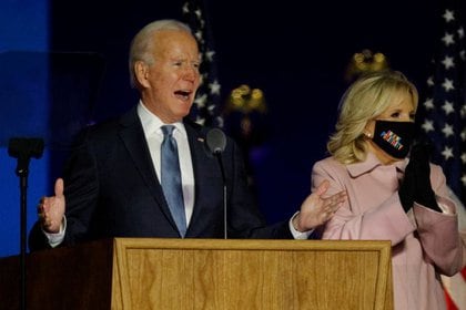 Joe Biden junto a su esposa Jill en el escenario (REUTERS/Brian Snyder)