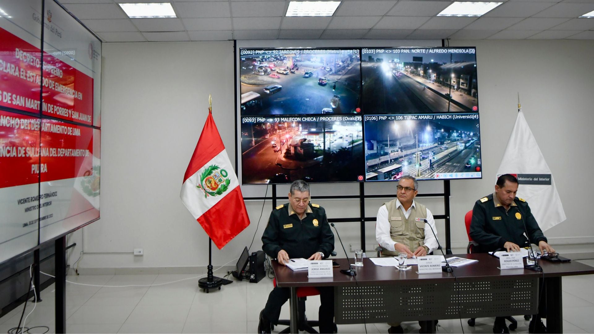 Ministro del Interior y otras autoridades de la Policía anuncian el inicio del estado de emergencia en una conferencia de prensa.