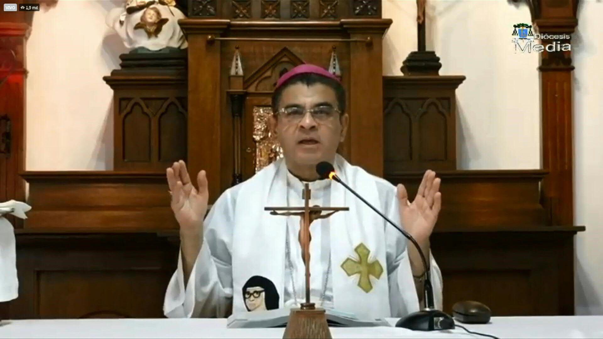 El obispo nicaragüense Rolando Álvarez, crítico con el régimen de Daniel Ortega, continúa confinado por la policía en la curia de Matagalpa, desde donde celebró una misa transmitida por Facebook