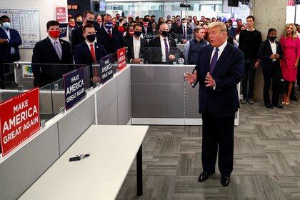 El presidente de los Estados Unidos, Donald Trump, saluda a los miembros de su equipo de campaña en la ciudad de Arlington, Virginia. REUTERS/Tom Brenner