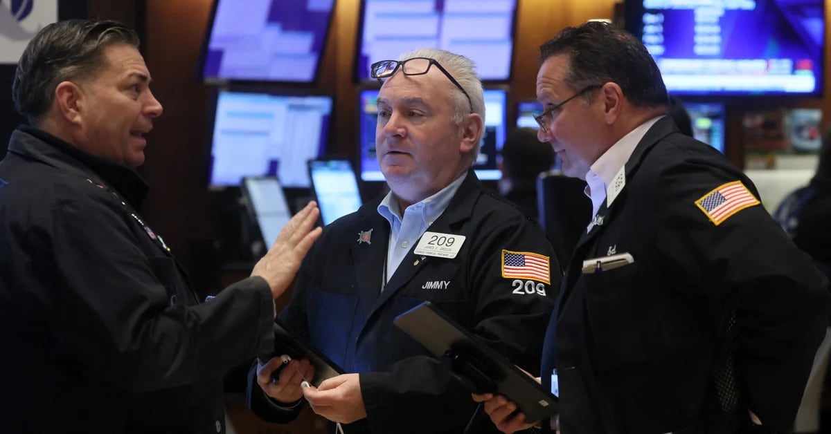 After the worst week of the year, Wall Street rebounded even though it closed with small gains