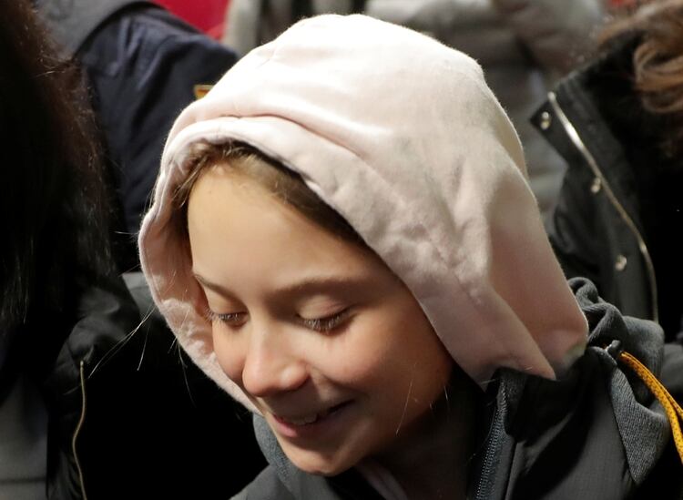 Greta sonría tras su arribo a Madrid (REUTERS/Juan Medina)