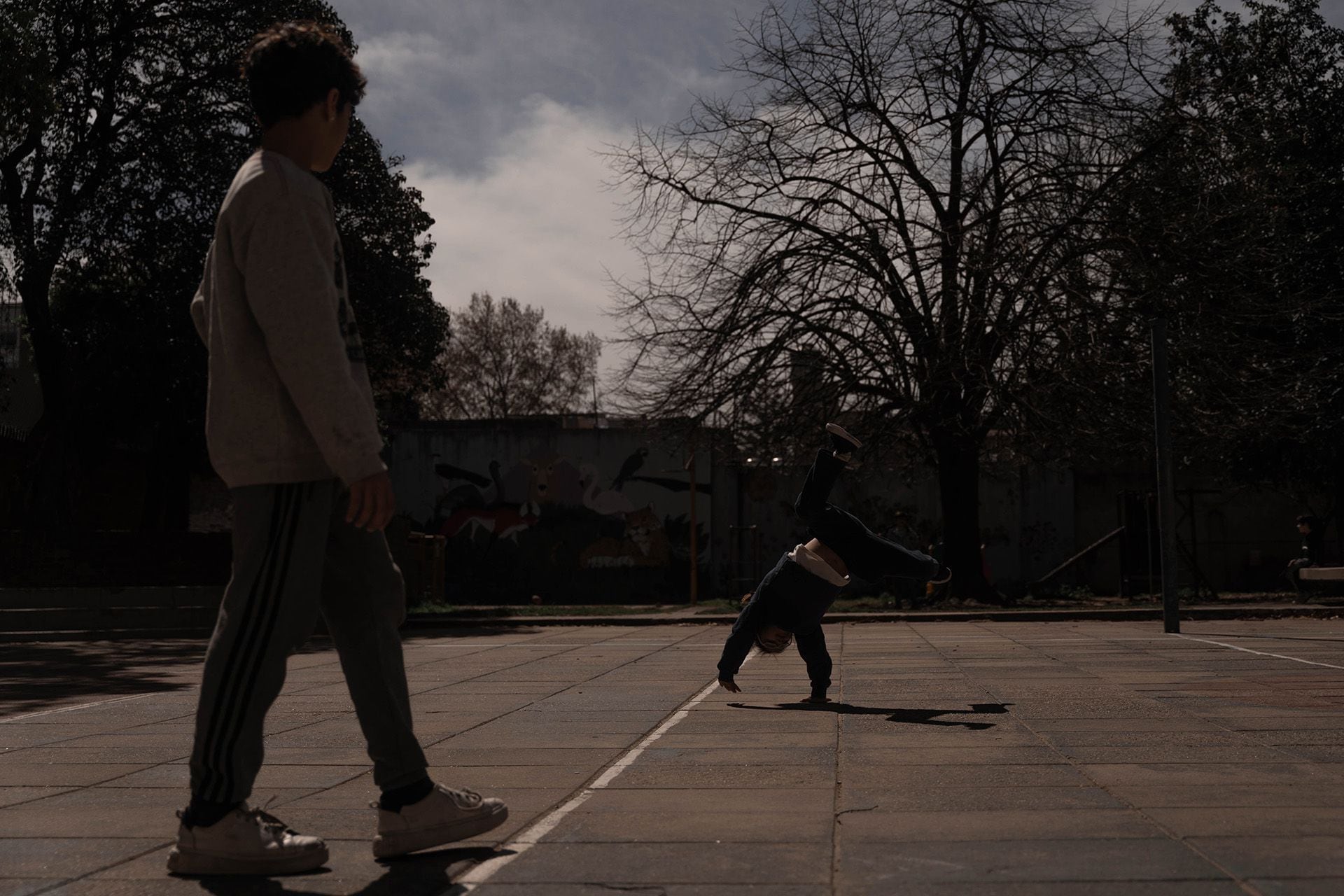 Niños jugando en el patio del Hogar María Luisa en Villa Ballester. (Franco Fafasuli)