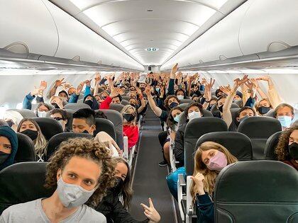 El vuelo chárter transportó a Bariloche a 160 estudiantes de Buenos Aires y Paraná (Soulmax)