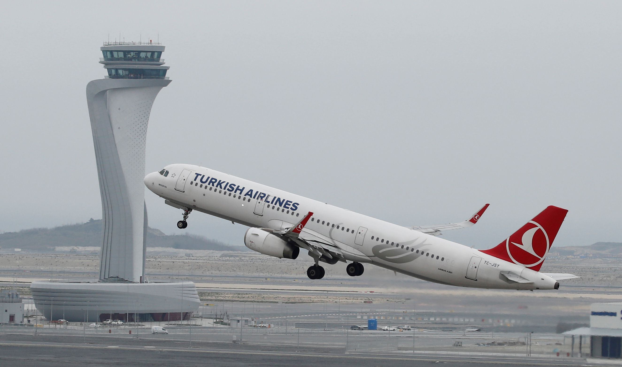 La empresa Turkish Airlines dio aviso a 200 pasajeros de que no había boletos reservados a su nombre. REUTERS