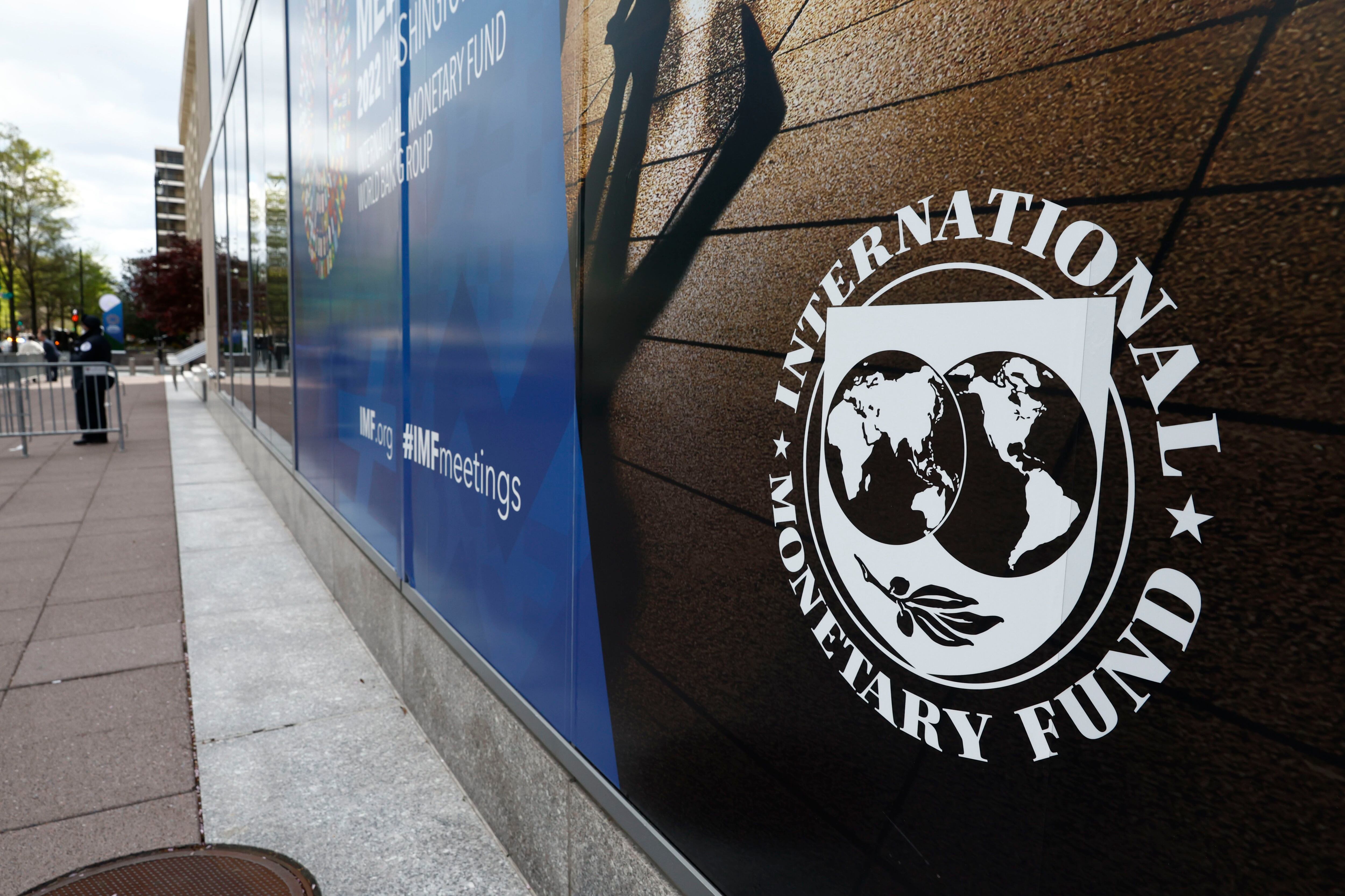 La vereda de la sede del FMI en uno de los "encuentros" del organismo. Algunos temen que haya desencuentro
Europa Press
