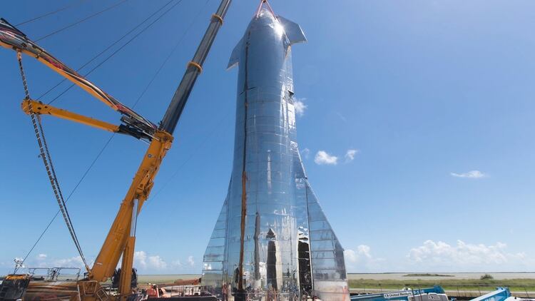 Elon Musk ofreció a Yusaku Maezawa el Starship, cuyo prototipo se prueba, para que el multimillonario japonés vuele alrededor de la Luna. 