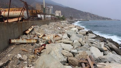 Uno de los cadáveres en las playas de Macuto