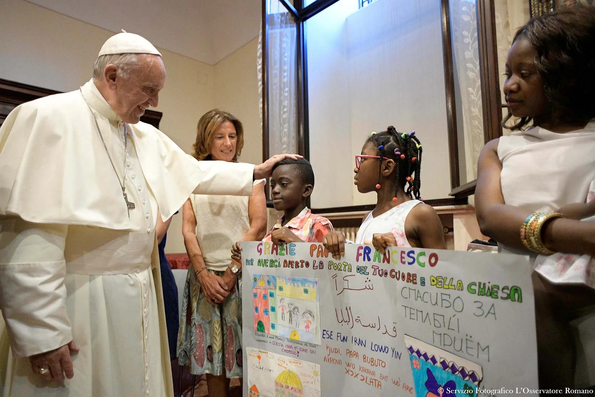 El papa Francisco conoce a un grupo de niños refugiados durante una conferencia sobre familias y educación de adolescentes en la Basílica de Roma