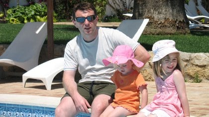 La última foto. Gerry McCann junto a Amelie y Madeleine, quien horas después desaparecería del resort en Praia da Luz, Portugal