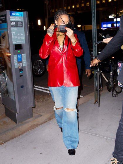 Rihanna fue a comer al exclusivo restaurante Nobu de Nueva York. La cantante lució un jean roto, y un saco rojo de cuero (Fotos: The Grosby Group)