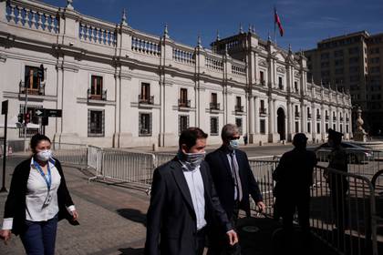 Un grupo personas es visto el pasado 20 de mayo de 2020 con mascarillas frente al Palacio de la Moneda en Santiago (Chile), como medida para evitar la propagación del COVID-19. EFE/Alberto Valdés
