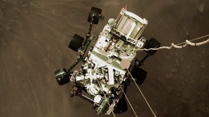 Esta es una imagen fija de alta resolución que forma parte de un video tomado por varias cámaras cuando el rover aterrizó en Marte (NASA/JPL-Caltech)