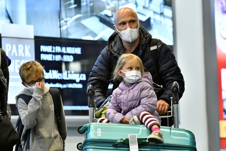 Protección con barbijos para los viajeros (Reuters)