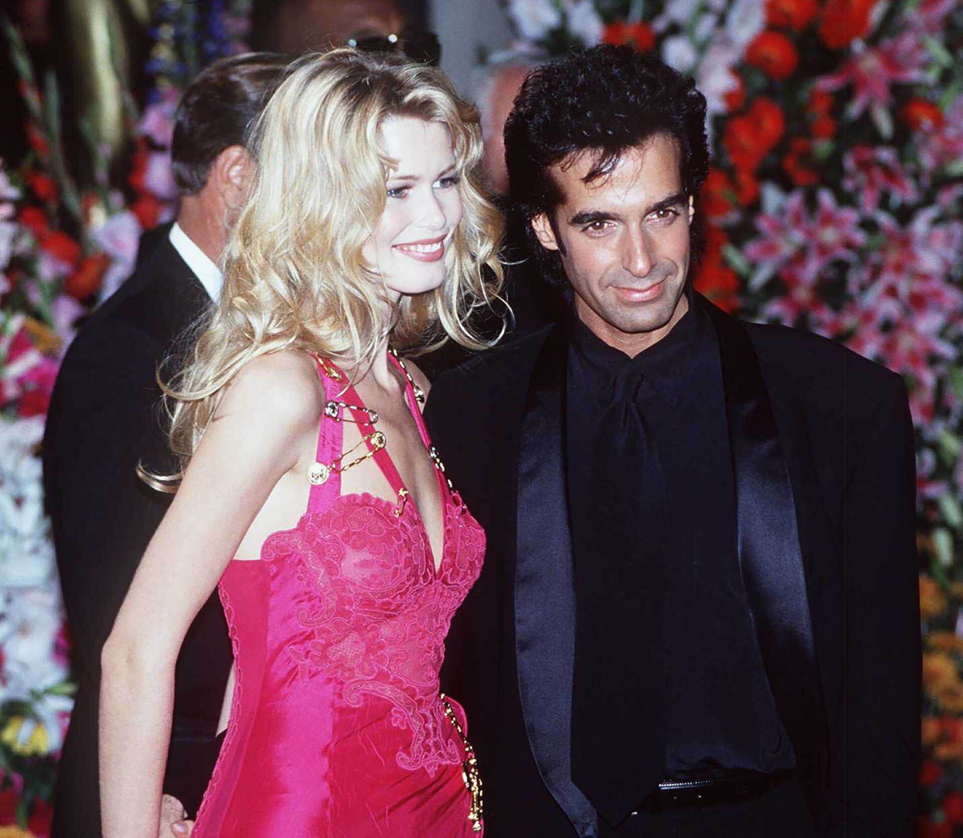 David Copperfield y la modelo alemana Claudia Schiffer en la alfombra roja de los Academy Awards en marzo de 1994. Mantuvieron una relación durante cinco años (Paul Harris/Getty Images)