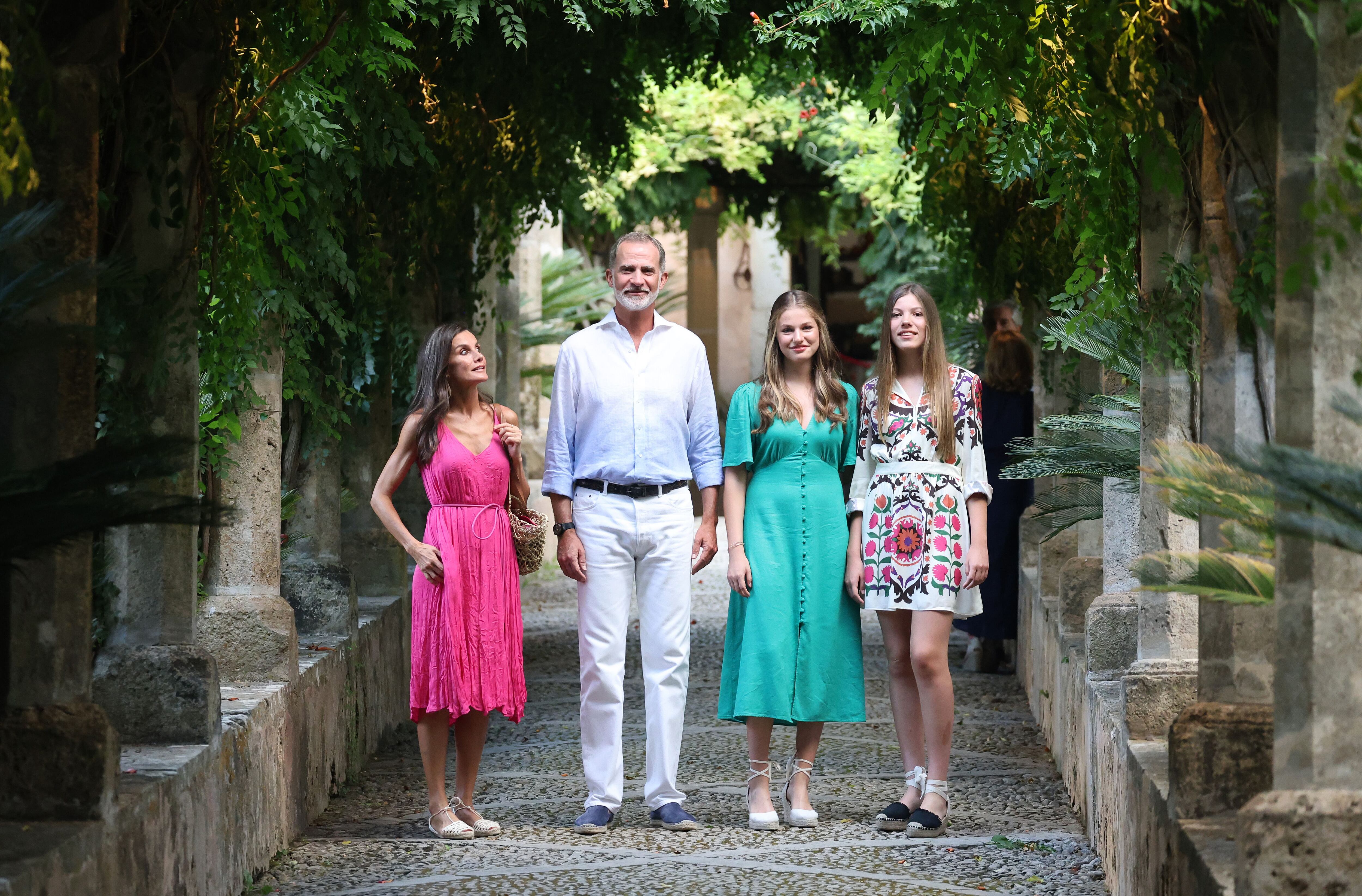 Los Reyes y sus hijas visitan los Jardines de Alfabia en Mallorca, a 31 de julio de 2023.