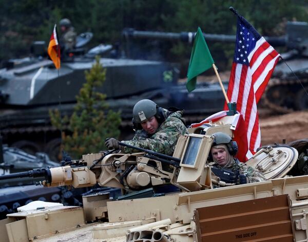 Soldados estadounidenses a bordo de un tanque M1 Abrams (REUTERS/Ints Kalnins)