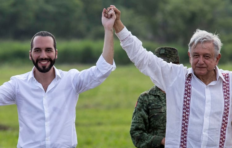 El presidente mexicano, Andrés Manuel López Obrador (derecha) y su homólogo salvadoreño Nayib Bukele (izquierda) se comprometieron la semana pasada a buscar una solución a la crisis migratoria (Foto: AP)