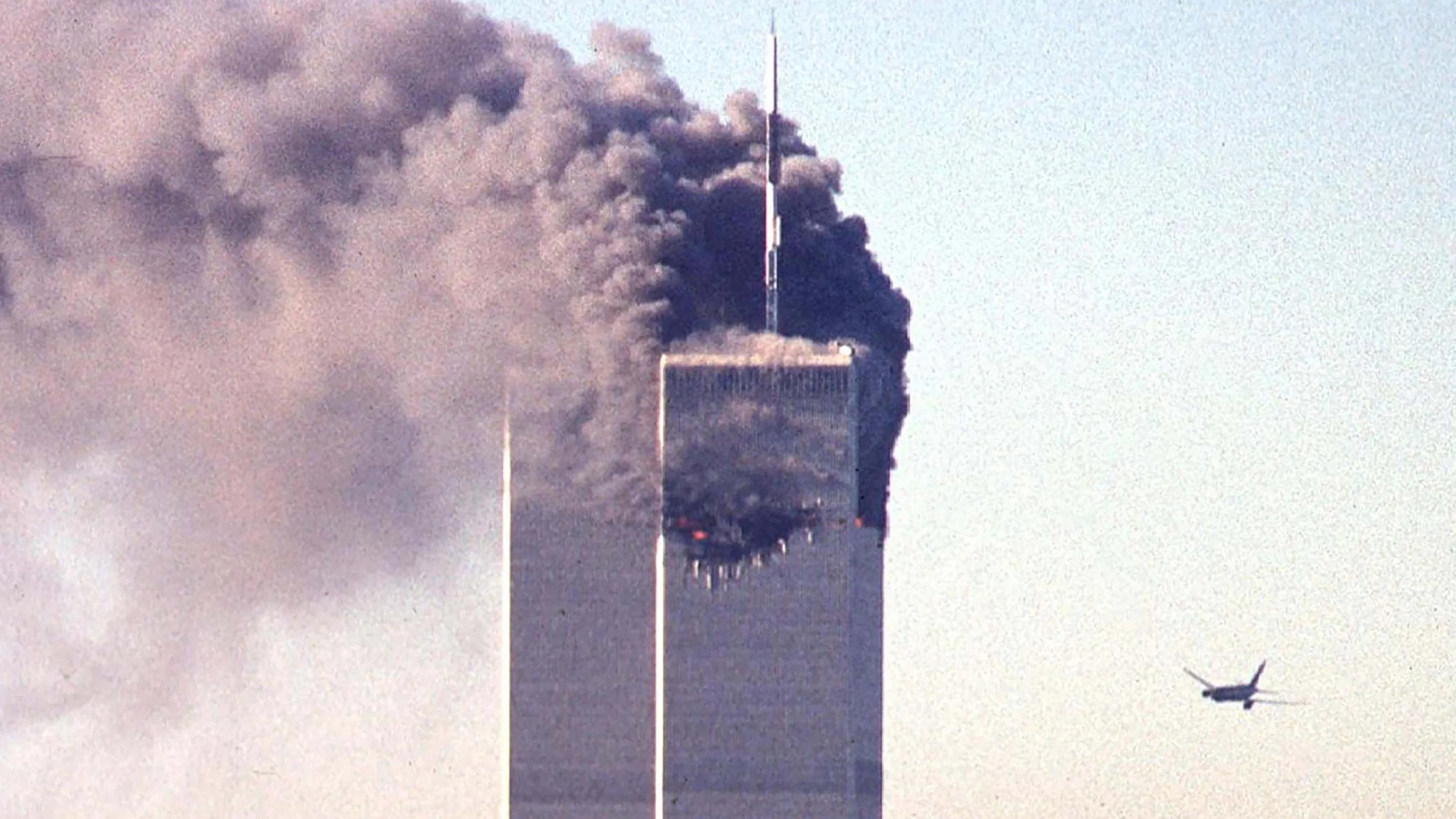 (ARCHIVO) En esta foto de archivo tomada el 11 de septiembre de 2001, un avión comercial secuestrado se aproxima a las torres gemelas del World Trade Center poco antes de estrellarse contra el emblemático rascacielos de Nueva York. - Los restos de otras dos víctimas del 11-S han sido identificados gracias a una avanzada tecnología de ADN, según anunciaron las autoridades de Nueva York el 7 de septiembre de 2021, pocos días antes del 20 aniversario de los atentados. La oficina del médico forense jefe de la ciudad informó de que había identificado formalmente a las víctimas 1.646 y 1.647 de los atentados de Al Qaeda contra las Torres Gemelas de Nueva York, en los que murieron 2.753 personas. (Foto de SETH MCALLISTER / AFP)