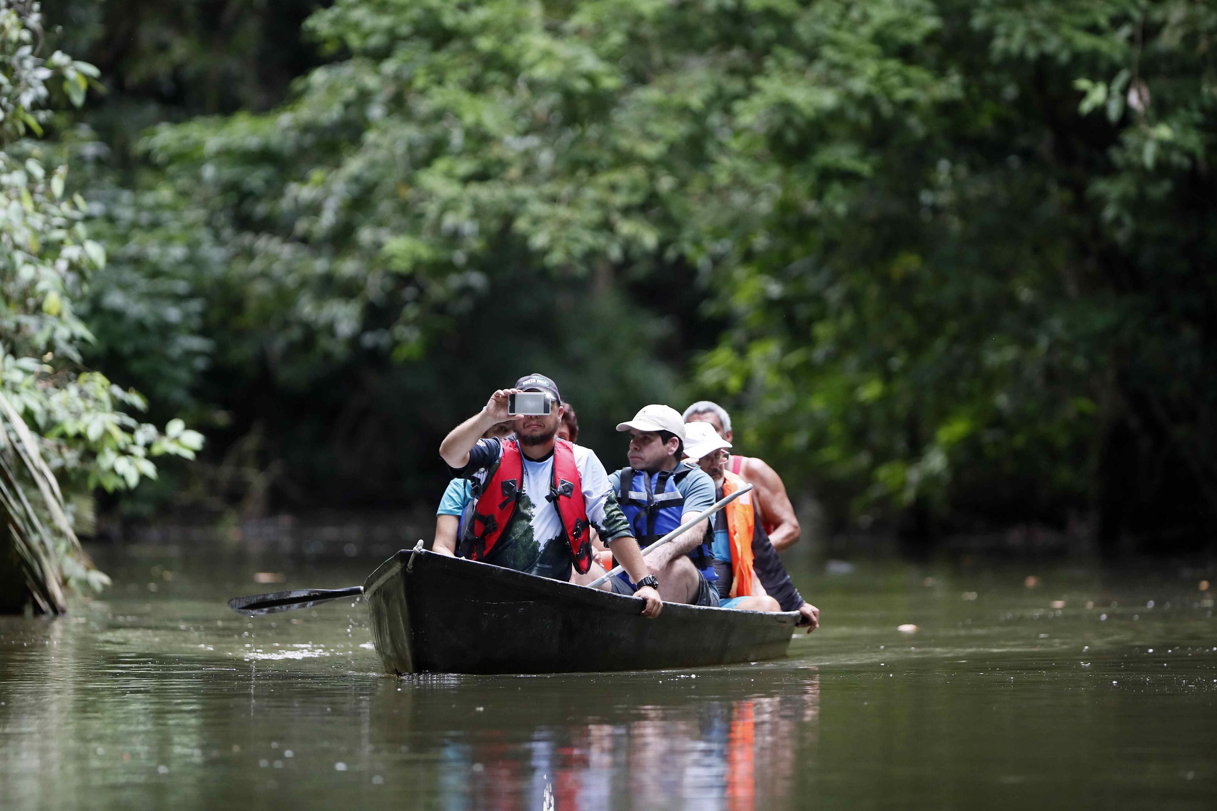 Una excursión en el "Parque Nacional Tortuguero" en Costa Rica, uno de los ejemplos de desegulación y eficacia que contó De la Colina (EFE)