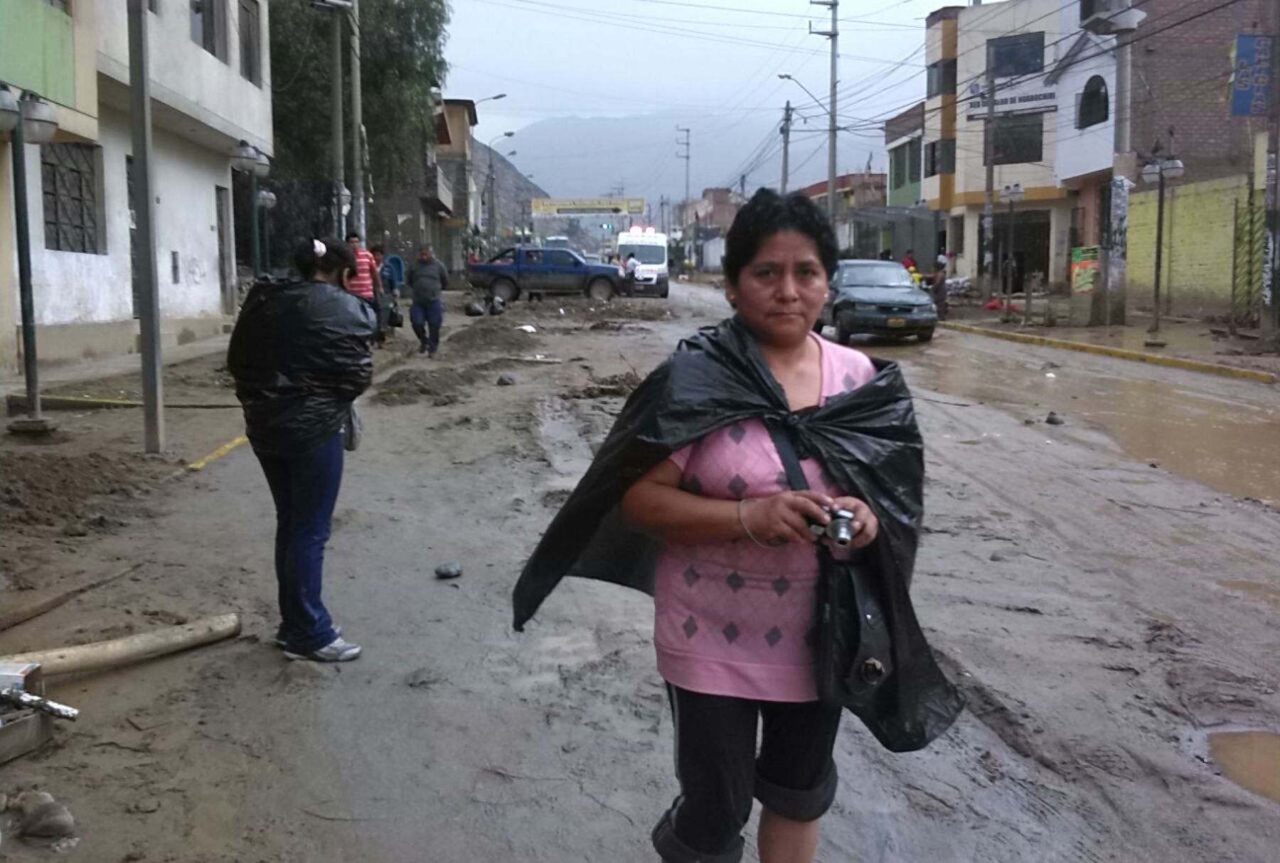 Dos pobladores de la zona de Chosica, en Huarochirí, se cubren con bolsas negras de la lluvia de ligera intensidad.