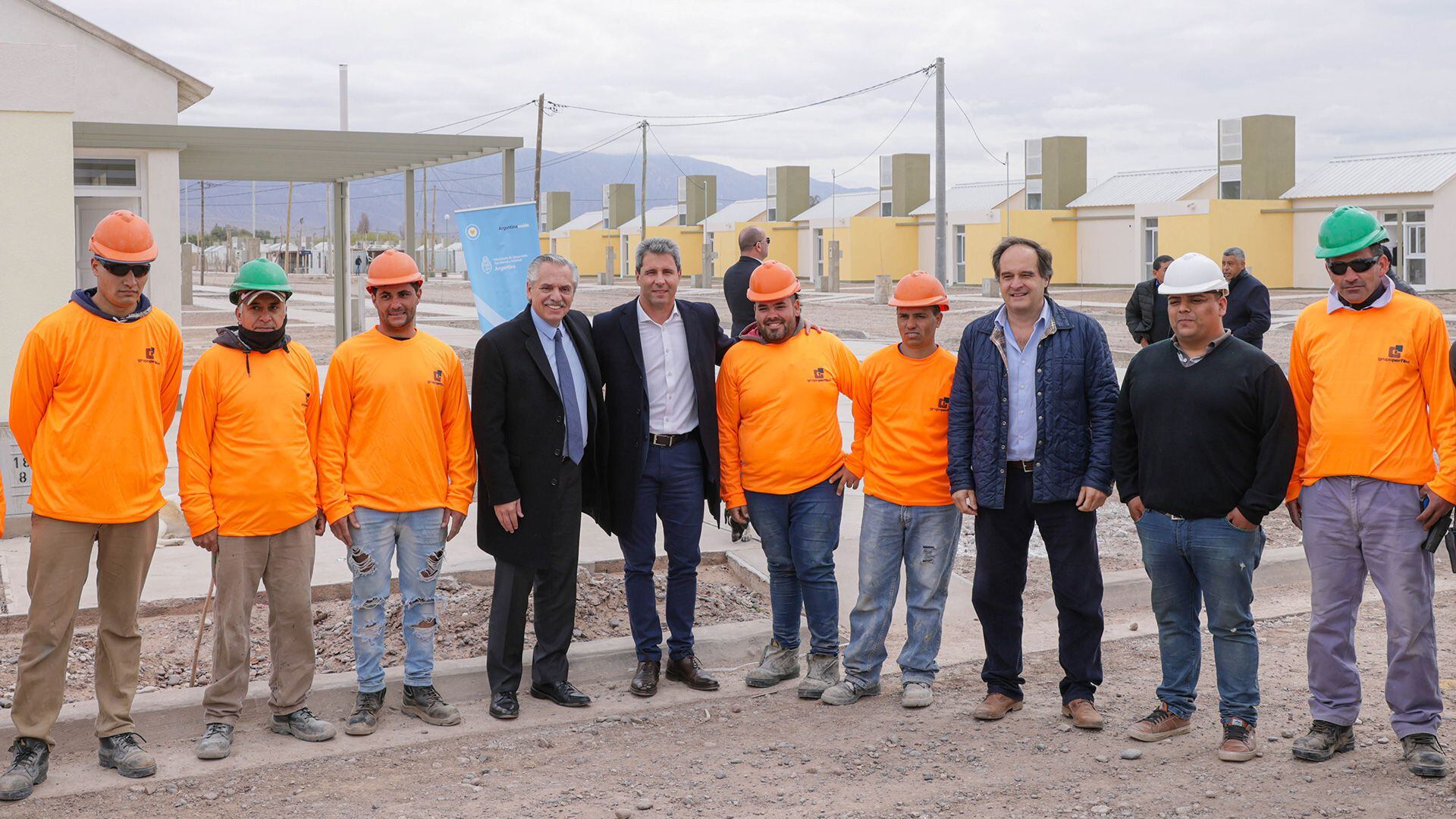 El Presidente posa con los obreros que construyeron el barrio en la localidad de Pocitos, acompañado por el gobernador sanjuanino Sergio Uñac y el ministro de Hábitat, Santiago Maggiotti.