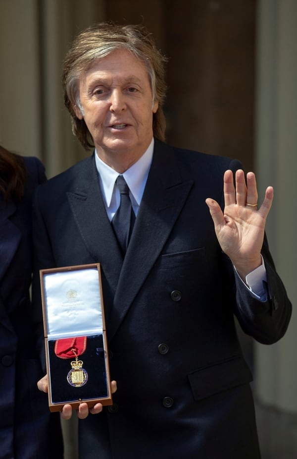 La reina Isabel hizo CompaÃ±ero de Honor a Sir Paul McCartney en el Palacio de Buckingham (Reuters)