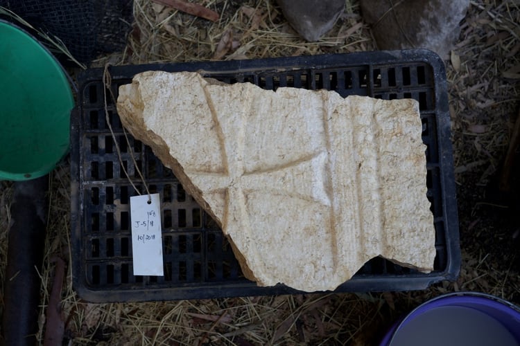 Un fragmento de mármol de lo que habría sido la “Iglesia de los Apóstoles” hallada por los arqueólogos