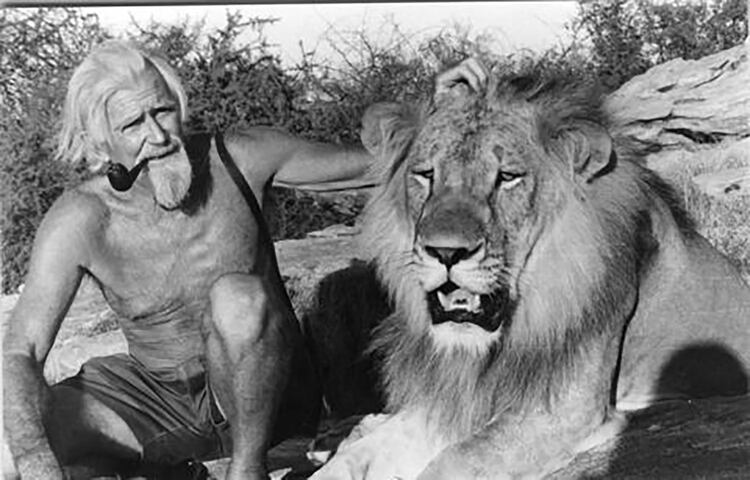 George Adamson junto a Boy, en el campamento Kora